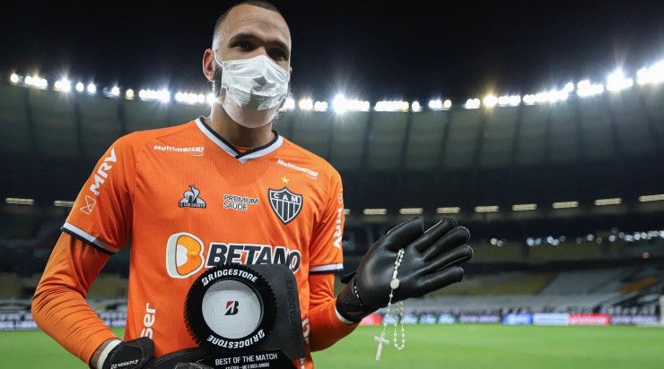 Everson: coroado com o troféu de melhor em campo (Foto: Pedro Souza / Atlético / Divulgação)