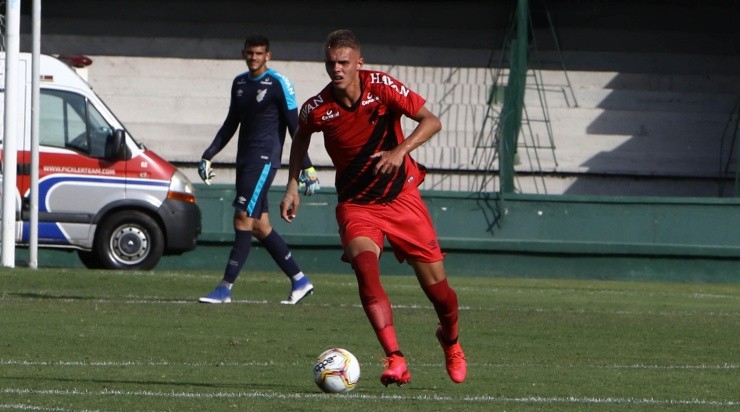 Luan Patrick: zagueiro vem atuando no meio de campo (Foto: Robson Mafra/AGIF)