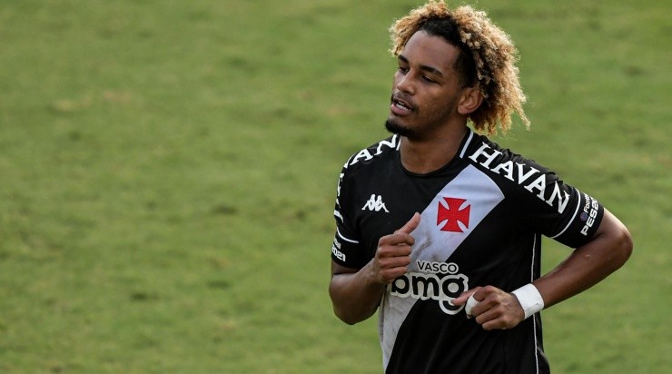 MT: suspenso pelo terceiro amarelo (Foto: Thiago Ribeiro/AGIF)