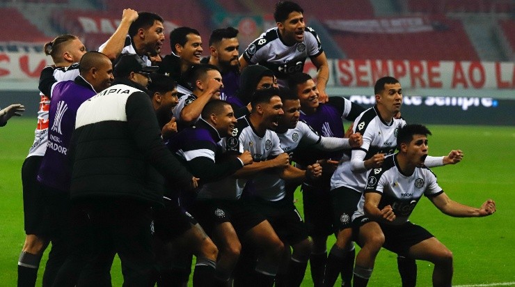 No Beira-Rio, paraguaios do Olimpia venceram nos pênaltis (Foto: Maxi Franzoi/AGIF)