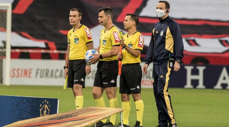 Arbitragem comandada por Thiago Luis Scarascatie recebeu críticas (Foto: Robson Mafra/AGIF)
