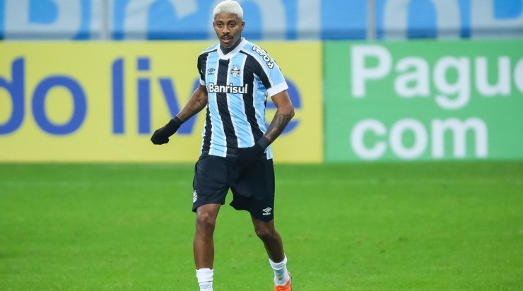 Jean Pyerre: meia retorna com a ausência de Douglas Costa, lesionado (Foto: Pedro H. Tesch/AGIF)