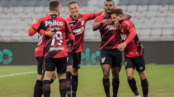 Furacão venceu por 2x1 em casa e está na frente no duelo (Foto: Robson Mafra/AGIF)