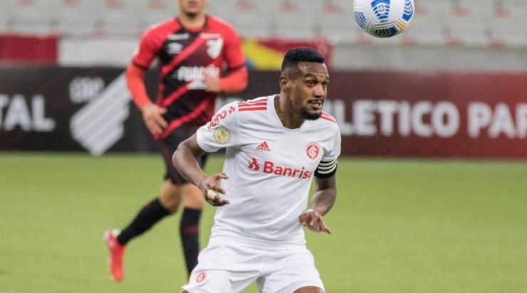 O meia tem sofrido milhares de ataques na web. (Foto: Robson Mafra/AGIF)