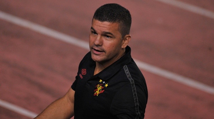 Louzer: elogiou a partida do volante contra os baianos (Foto: Jhony Pinho/AGIF)