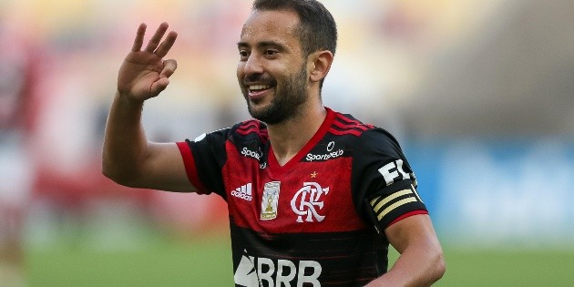 Everton Ribeiro toma a vacina contra a Covid-19 após ...