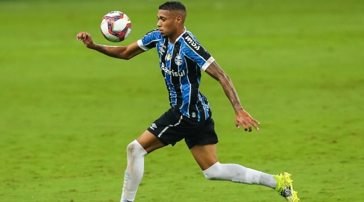 Zagueiro tem saída encaminhada para o futebol italiano (Foto: Pedro H. Tesch/AGIF)