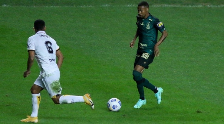 Ademir: fechado com o Galo (Foto: Fernando Moreno/AGIF)