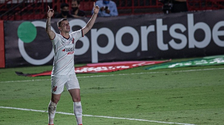 Renato Kayzer: voltou a marcar no meio de semana (Foto: Heber Gomes/AGIF)