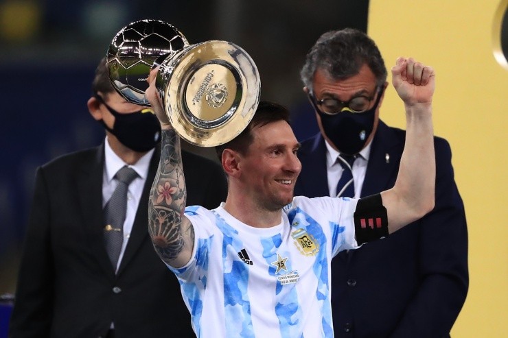 Messi com premiação da Copa América. (Foto: Getty Images)