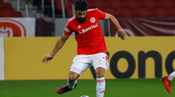 O zagueiro uruguaio vive boa fase no Colorado ( Foto: Maxi Franzoi/AGIF)