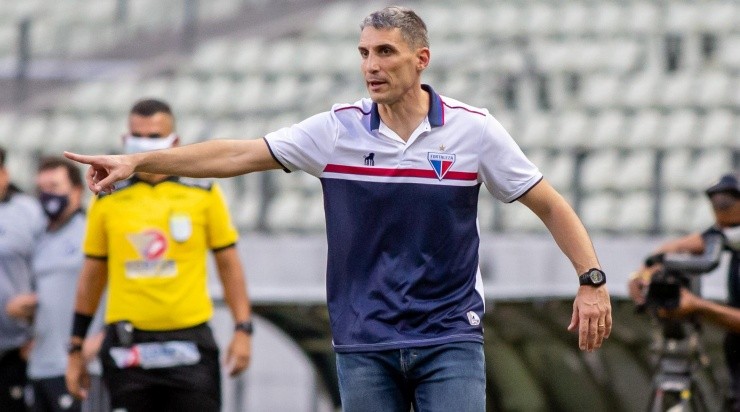 Treinador argentino será rival neste final de semana (Foto: Pedro Chaves/AGIF)