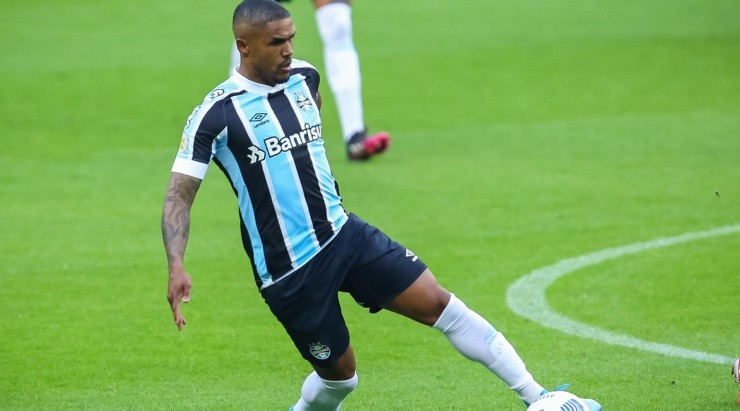 O camisa 10 ainda não retomou seu futebol em Porto Alegre (Foto: Pedro H. Tesch/AGIF)