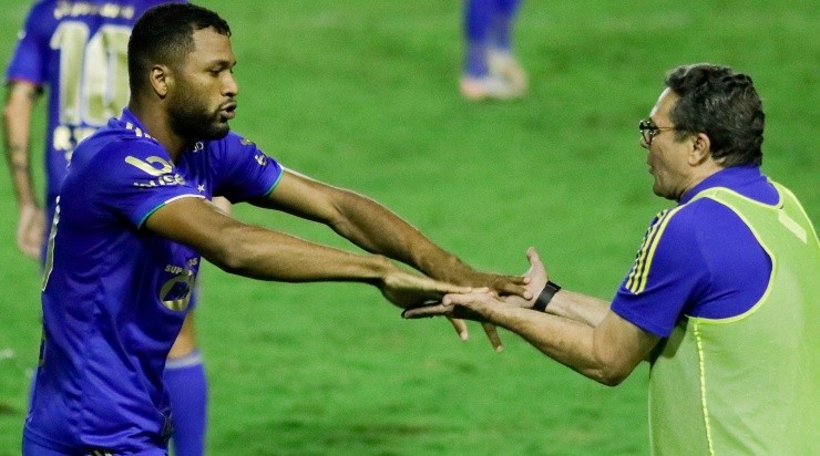 Thiago e Luxa: atacante foi decisivo no duelo nos Aflitos (Foto: Rafael Vieira/AGIF)