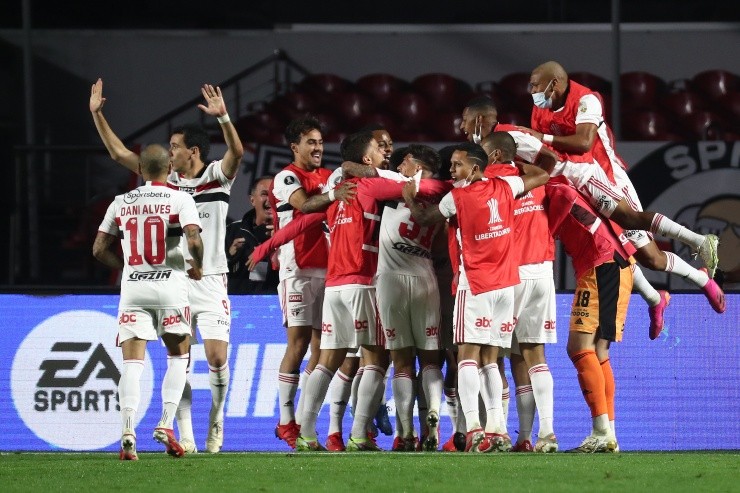 Jogadores do São Paulo festejam gol no Morumbi, (Foto: Getty Images)