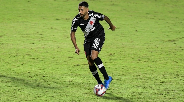 O volante vem se recuperando de lesão (Foto: Thiago Ribeiro/AGIF)