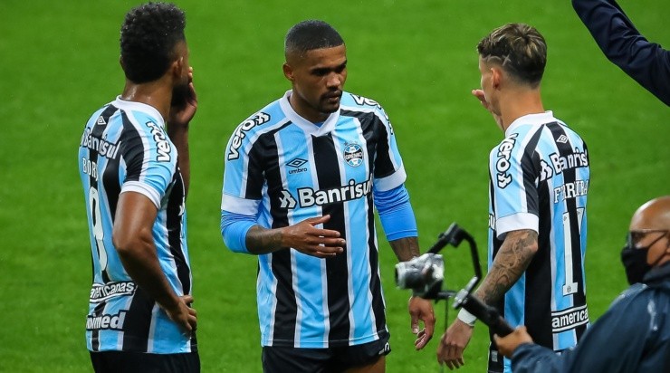 O camisa 11 entrou na vaga de Douglas Costa, que saiu lesionado (Foto: Pedro H. Tesch/AGIF)