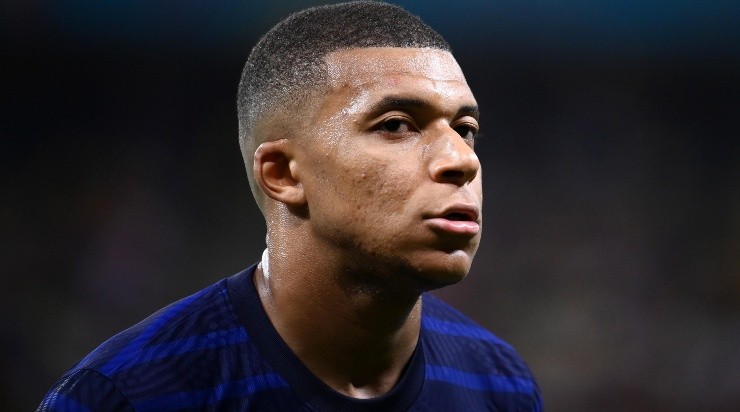 Atacante segue treinando no PSG, mas tem futuro indefinido  (Foto: Daniel Mihailescu - Pool/Getty Images/Romênia)