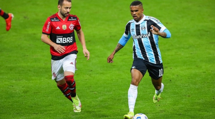O atacante se lesionou na partida com o Flamengo (Foto: Pedro H. Tesch/AGIF)