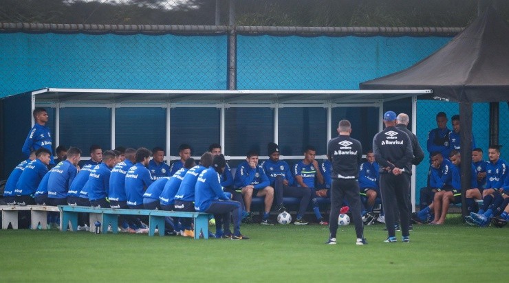 Na quinta, treinador teve reunião com elenco antes do treinamento (Foto: Lucas Uebel/Grêmio/Divulgação)
