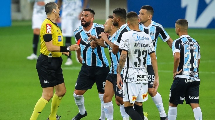 Irritado, o volante foi expulso por reclamação (Foto: Pedro H. Tesch/AGIF)