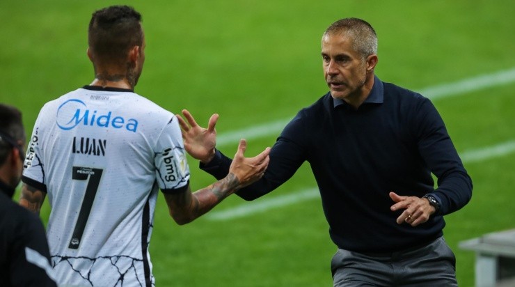 O treinador destacou a confiança no meia-atacante (Foto: Pedro H. Tesch/AGIF)