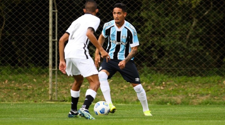 Jhonata Robert: boa atuação no Brasileirão de Aspirantes (Foto: Rodrigo Fatturi/Grêmio/Divulgação) Jhonata Robert: boa atuação no Brasileirão de Aspirantes (Foto: Rodrigo Fatturi/Grêmio/Divulgação)