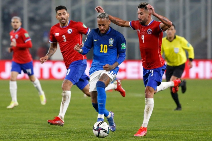 Chile e Brasil, em jogo da rodada passada, em Santiago. (Foto: Getty Images)