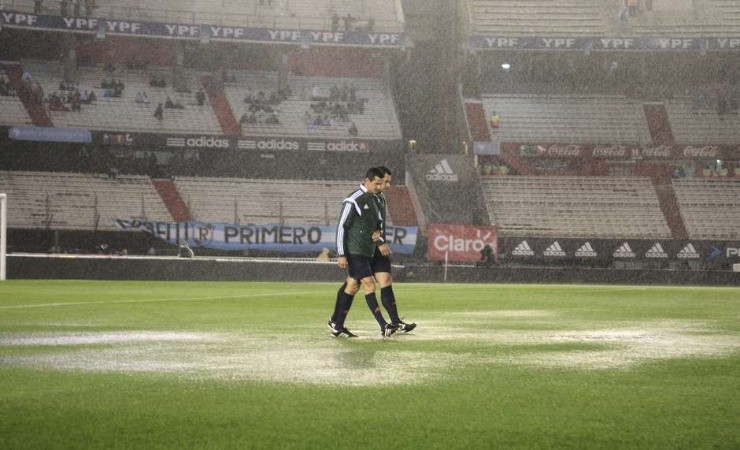 Integrantes da equipe de arbitragem fiscalizaram o campo e vetaram a disputa da partida. (Foto: Getty IMages)
