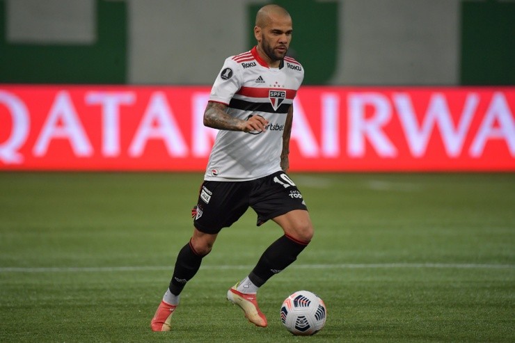 Daniel Alves, em partida pela Libertadores, no Allianz Parque. (Foto: Getty Images)