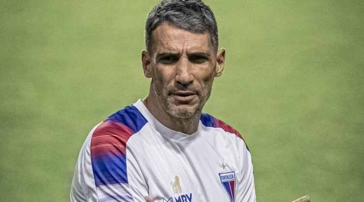 Vojvoda: missão de definir o titular (Foto: Celio Junior/AGIF)