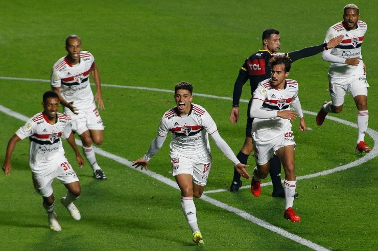 Jogadores do São Paulo em partida contra o Grêmio. (Foto: Getty Images)