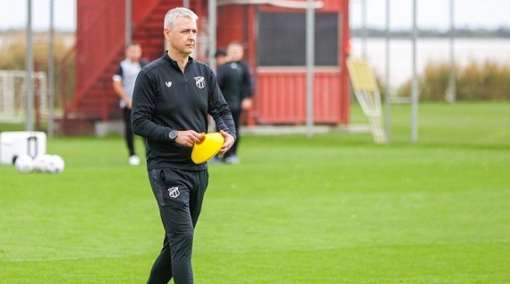 O treinador evitou apontar as carências do elenco (Foto: Fausto Filho/CearaSC.com/Divulgação)