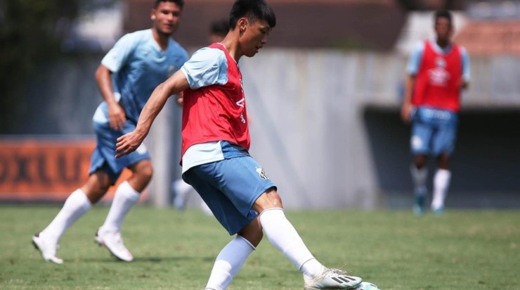 O jovem faz parte de um acrodo com a Federação Chinesa de Futebol (Foto: Pedro Ernesto Guerra Azevedo/Santos FC/Divulgação)