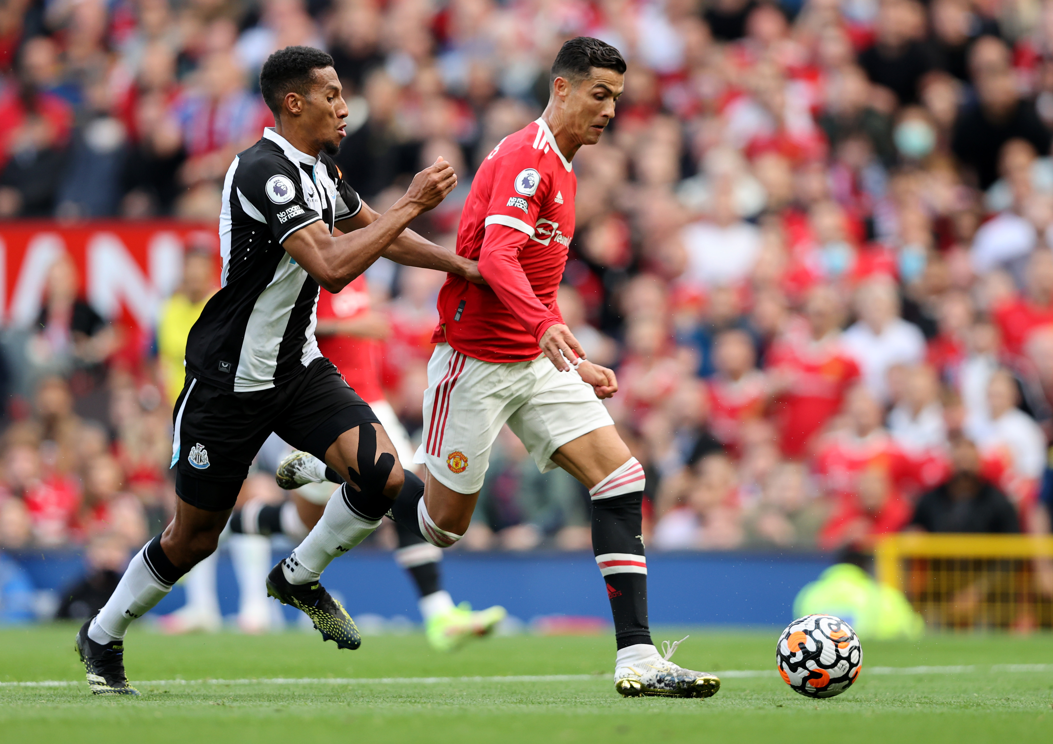 Cristiano Ronaldo em campo na Premier League. (Foto: Getty Images)