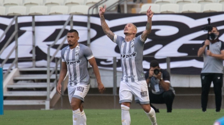 Comemoração dos jogadores do Ceará (Foto: Kely Pereira/AGIF)
