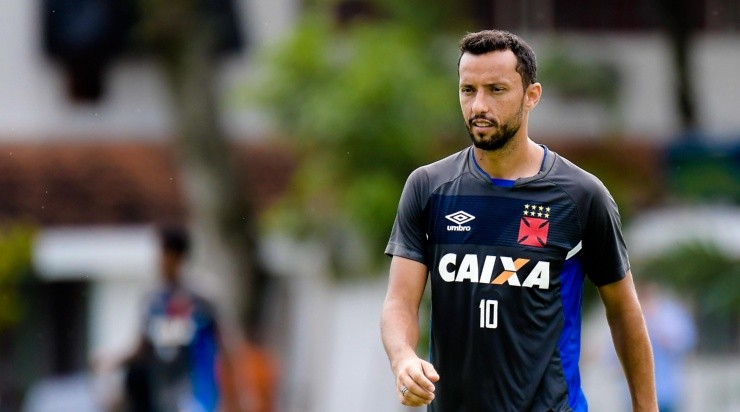 O meia retorna ao clube após 4 anos (Foto: Thiago Ribeiro/AGIF)