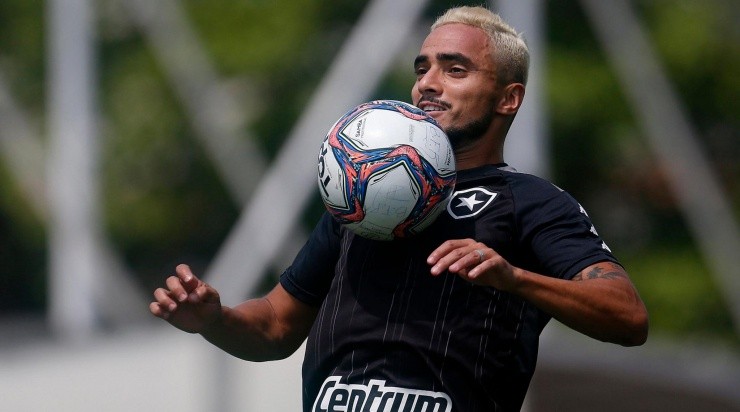 A chegada do lateral acirra a concorrência por posição (Foto: Vitor Silva/Botafogo/Divulgação)