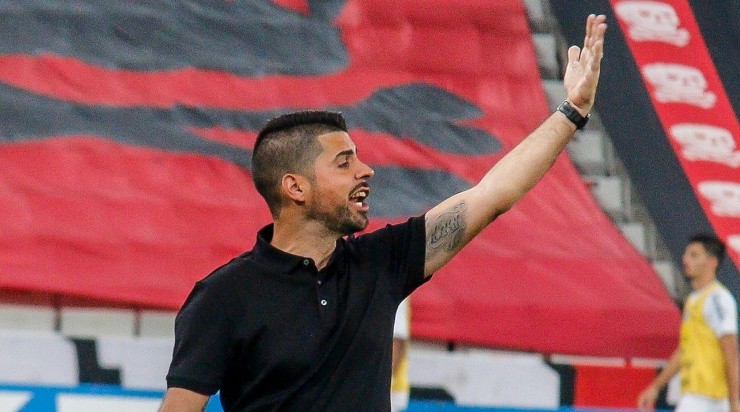 O português deixou o clube após a eliminação no Paranaense (Foto: Gabriel Machado/AGIF)