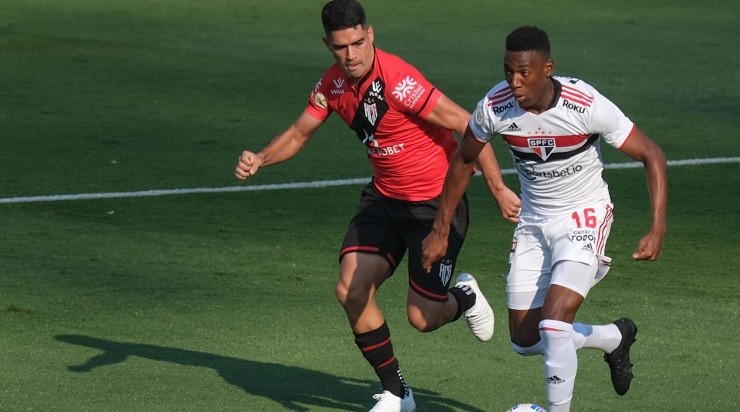 Léo: recebeu seu terceiro amarelo contra o Dragão (Foto: Marcello Zambrana/AGIF)