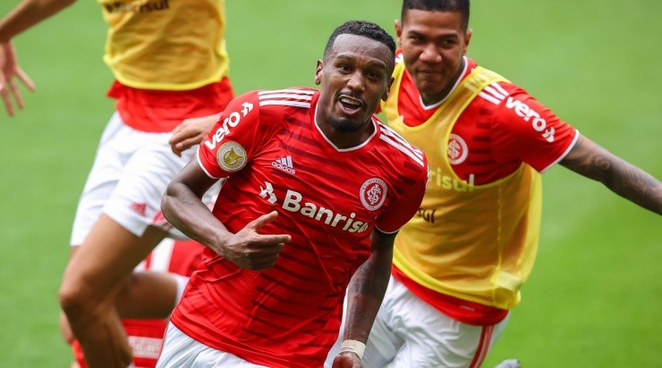 O camisa 8 é o artilheiro do Brasileirão (Foto: Pedro H. Tesch/AGIF)