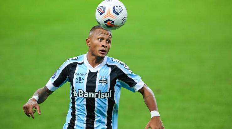 Léo Pereira: futuro indefinido (Foto: Pedro H. Tesch/AGIF)