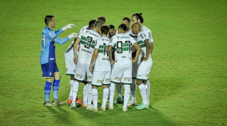 No Barradão, Coxa não saiu do 0x0 com o Vitória (Foto: Jhony Pinho/AGIF)