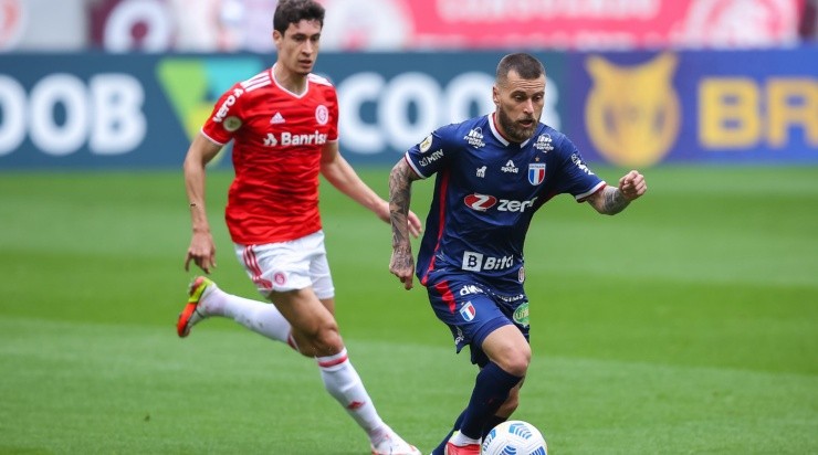 O camisa 25 iniciou os dois últimos jogos (Foto: Pedro H. Tesch/AGIF)