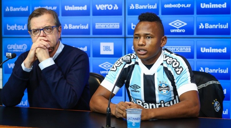 Herrmann e Campaz: dirigente assumiu erro do clube (Foto: Lucas Uebel/Grêmio/Divulgação) Herrmann e Campaz: dirigente assumiu erro do clube (Foto: Lucas Uebel/Grêmio/Divulgação)