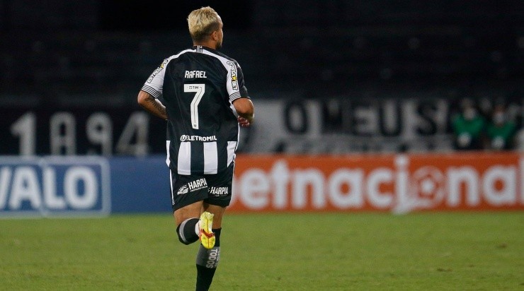 Lateral de origem, Rafael também desempenha outras funções (Foto: Vitor Silva/Botafogo/Divulgação)