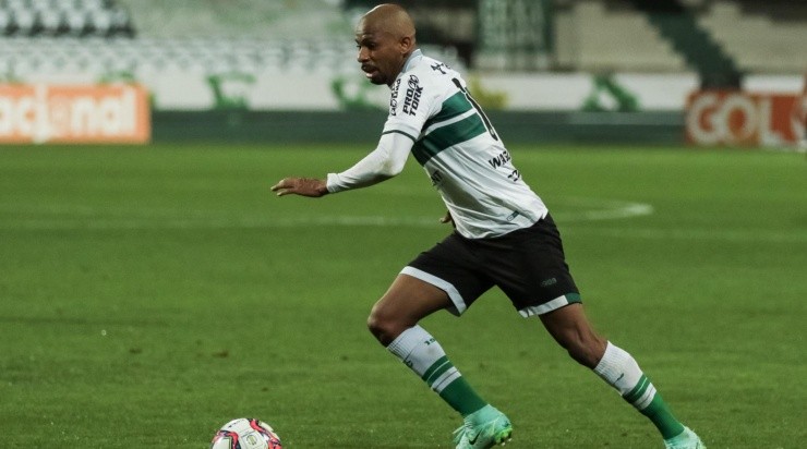 Waguininho: disputa posição no time (Foto: Robson Mafra/AGIF)