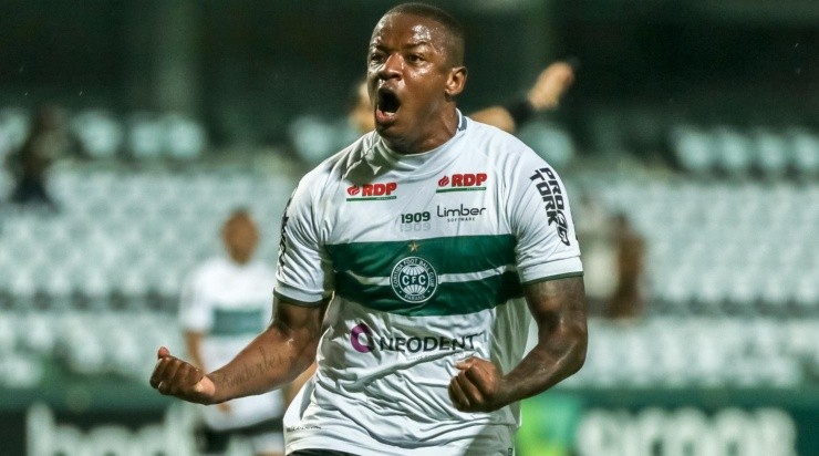William Alves: marcou seu primeiro gol pelo Coxa no empate com o Confiança (Foto: Robson Mafra/AGIF)