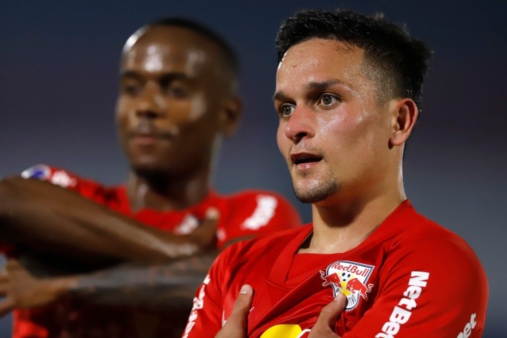 Helinho e Arthur em campo pelo Red Bull Bragantino. (Foto)