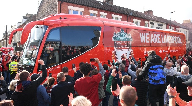 Torcedores do Liverpool recebem o ônibus do time (Foto: Getty Images)